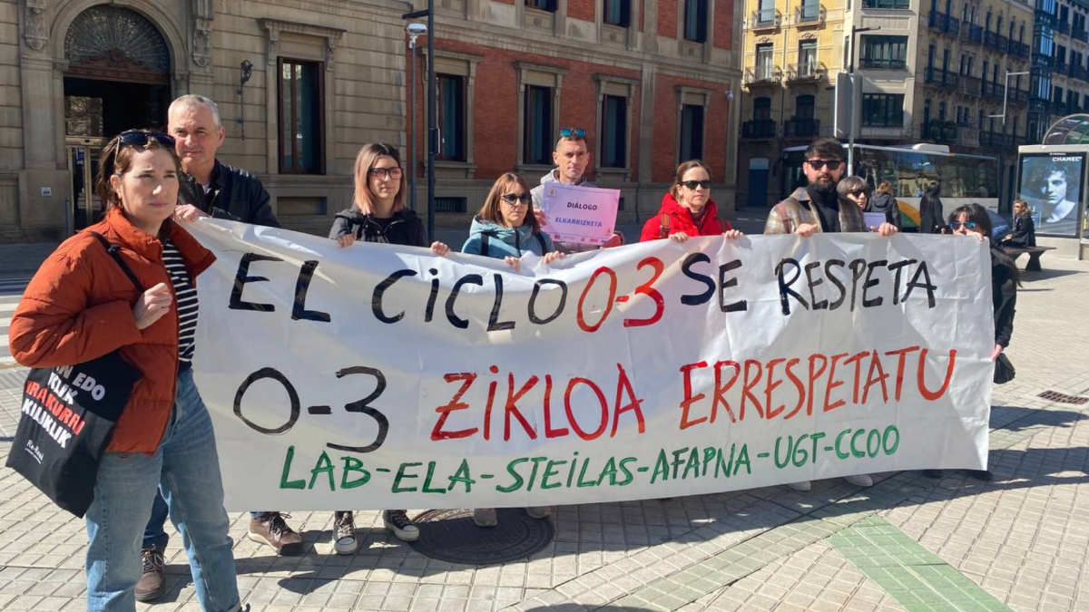 Representantes sindicales de educacin frente al Parlamento de Navarra.