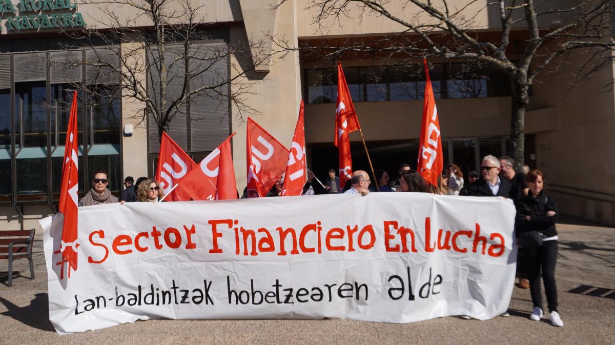 Trabajadores y trabajadoras del sector financiero en Navarra.