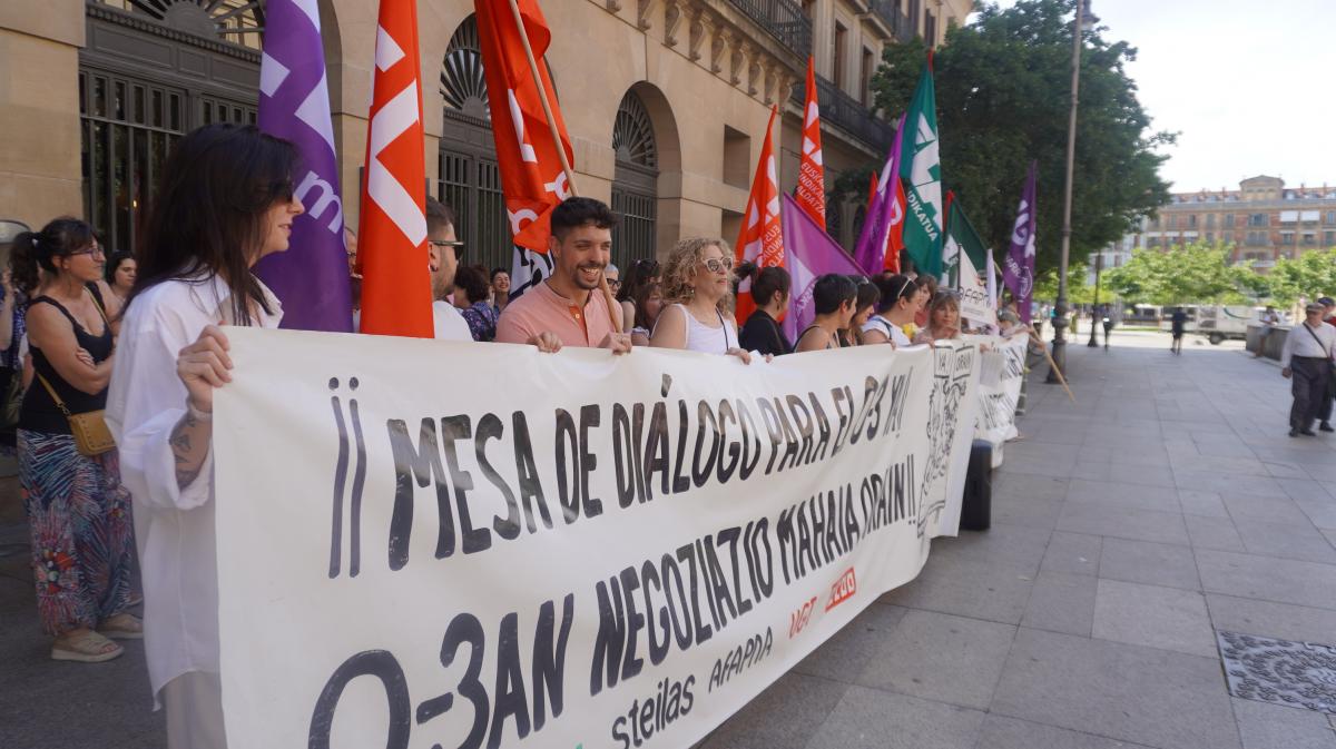 La intersindicalidad del ciclo 0-3 frente al Parlamento en la concentracin del pasado mes