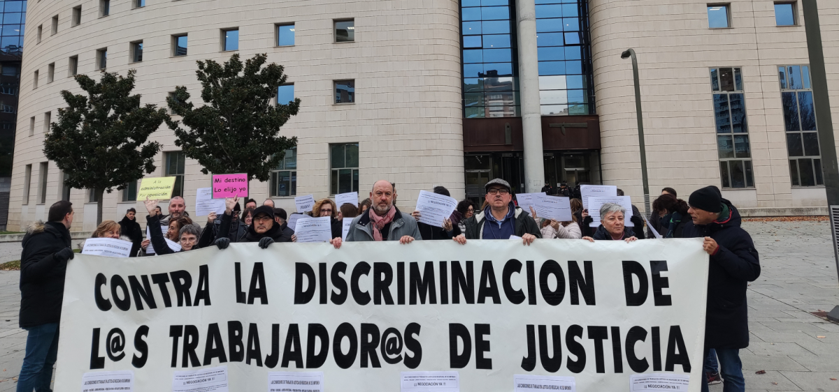 Manifestantes frente al Palacio de Justicia de Navarra.