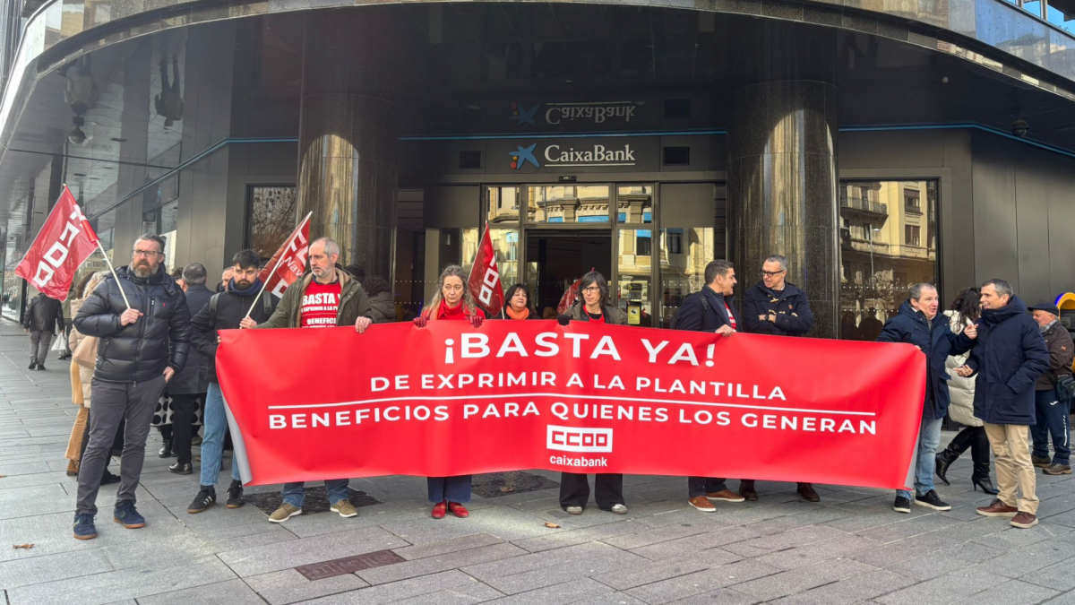 Concentración de CCOO en la sede de CaixaBank en Pamplona.