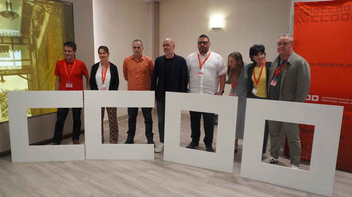 Nueva ejecutiva de CCOO de Navarra, junto a Unai Sordo.