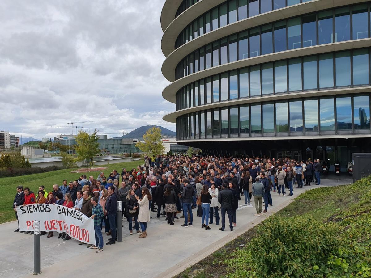 La plantilla se moviliza en los centros de trabajo. Sale a la calle para decir basta ya!