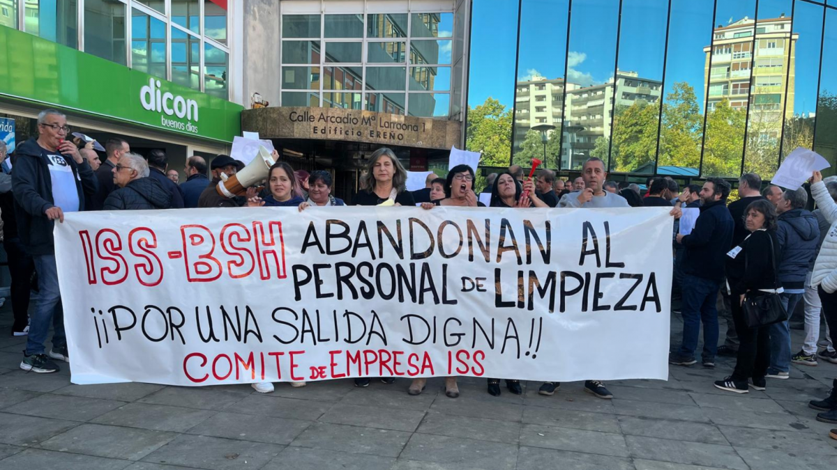 Concentración de las trabajadoras de ISS.