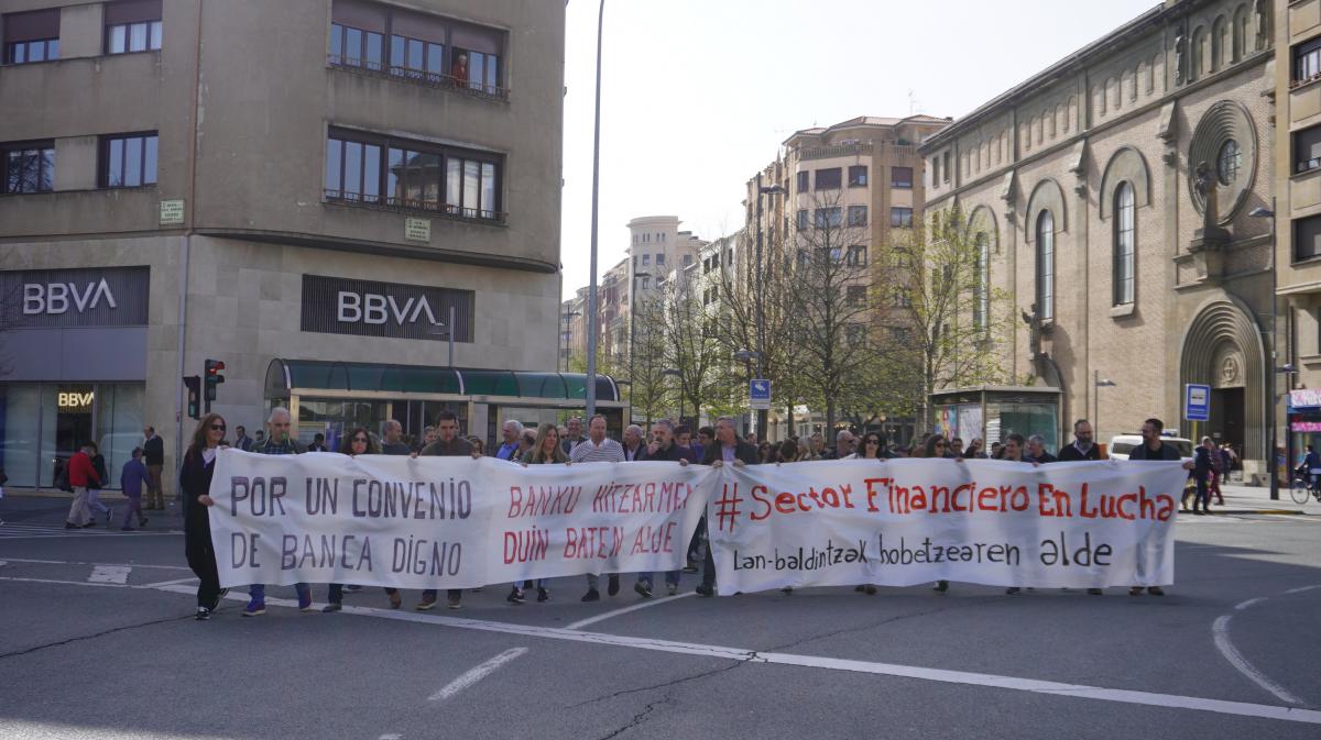 Movilizacin en Pamplona de las plantillas del sector de la banca.