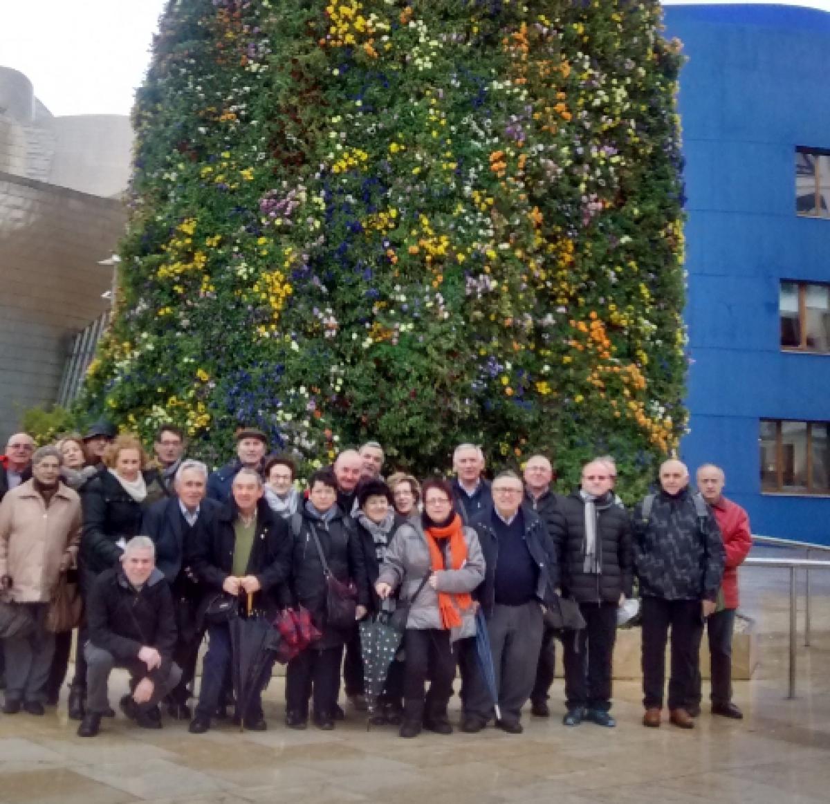 Un centenar de pensionistas visitan Bilbao y el Museo Guggenheim