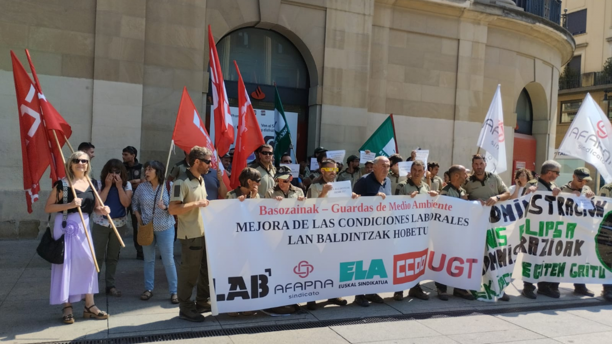 Los sindicatos se concentran para exigir mejoras en las condiciones laborales del personal forestal navarro.