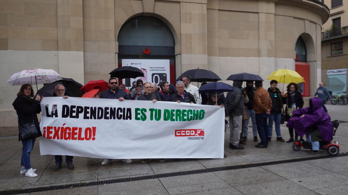 Concentración en Pamplona para exigir que se refuerce el sistema de atención a la dependencia