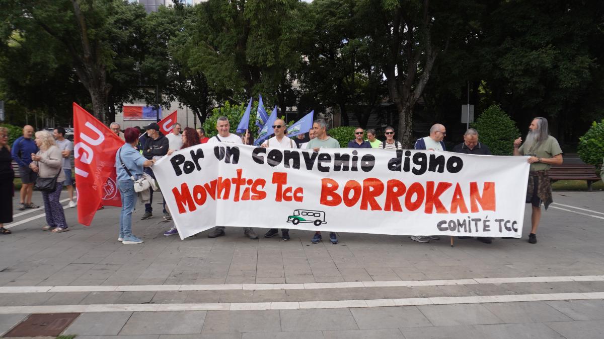 La plantilla de las villavesas concentrada frente a la oficina de la Mancomunidad