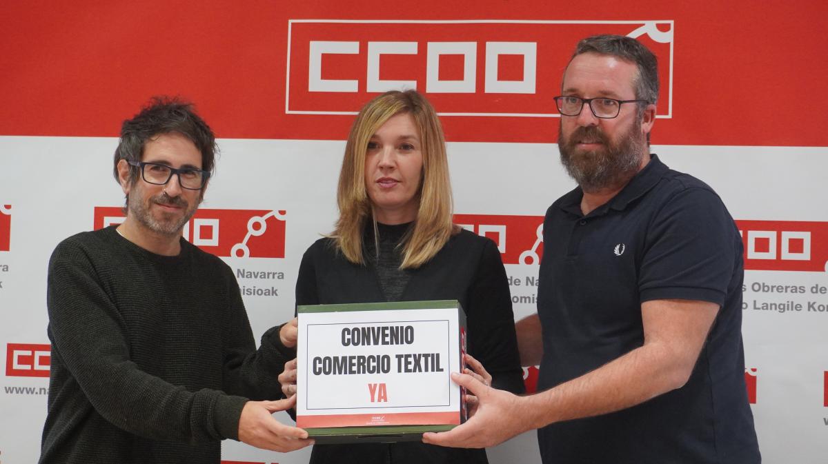 Delegados y responsables sindicales de CCOO de Navarra en una accin anterior para reclamar la negociacin del convenio del comercio textil de Navarra.