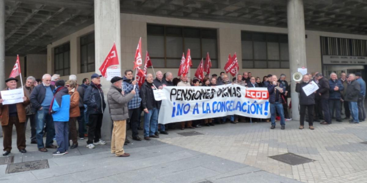 Un centenar de personas se concentran para exigir la revalorización de las pensiones