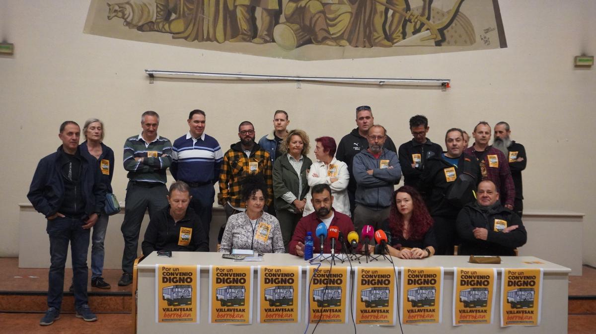 Responsables sindicales junto con algunos otros miembros de la plantilla.