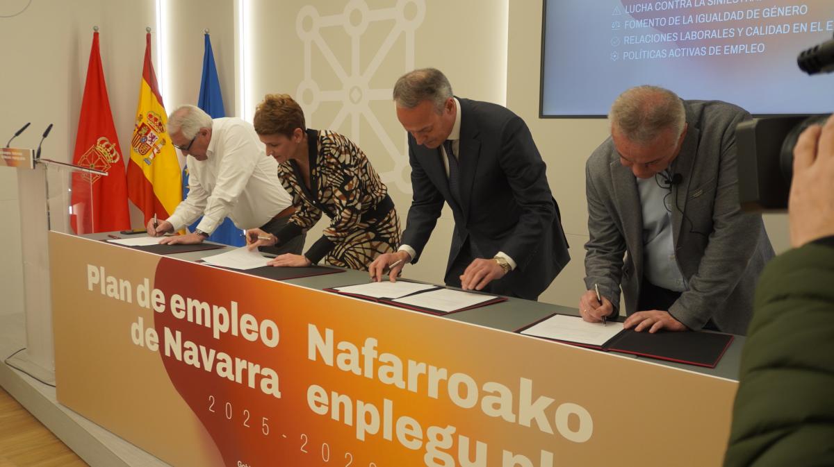 Momento de la firma del Plan de empleo 25-28.